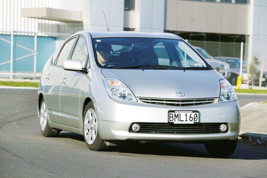 2004 Toyota Prius II cornering