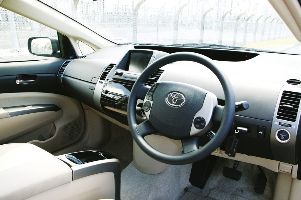 2004 Toyota Prius II interior