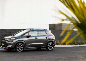 2022 Citroen C3 Aircross Shine parked in front of dark wall