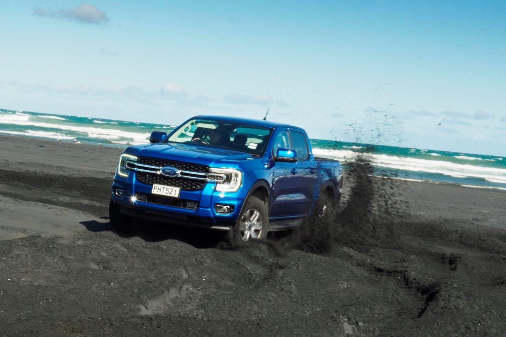 2022 Ford Ranger Wildtrak V6 vs Ford Ranger XLT 4x4 kicking up sand