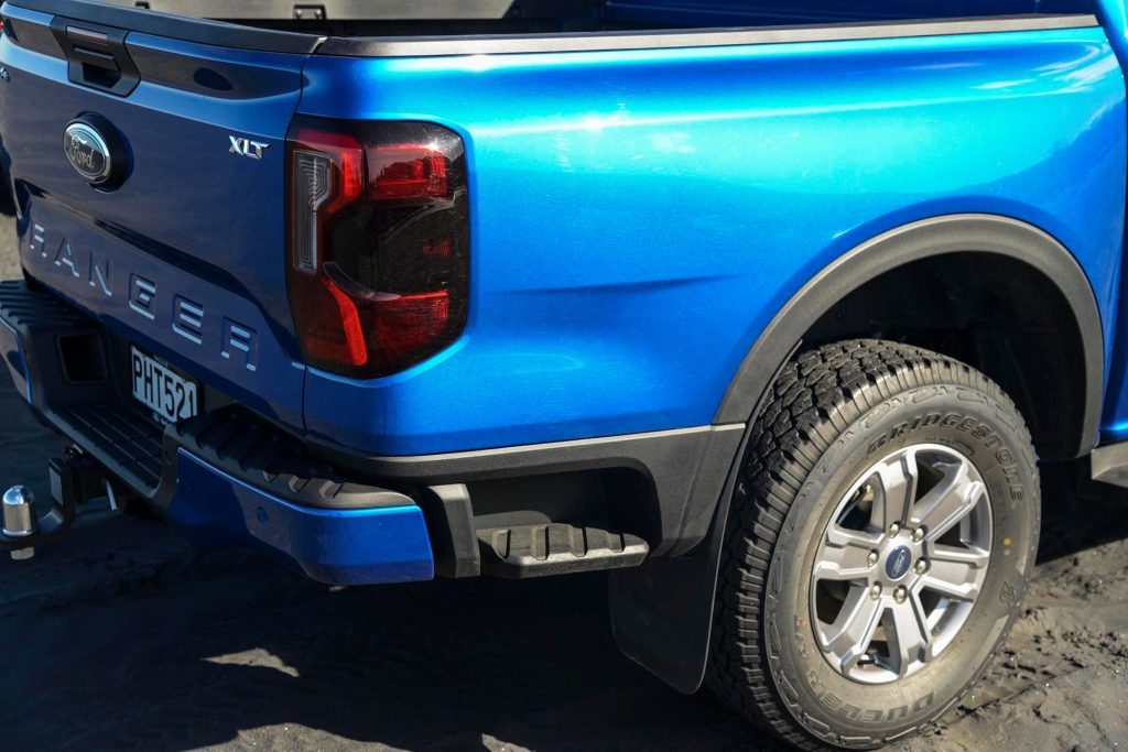 2022 Ford Ranger XLT 4x4 bumper step