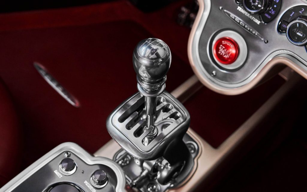 Pagani Utopia gear shifter and linkage close up view
