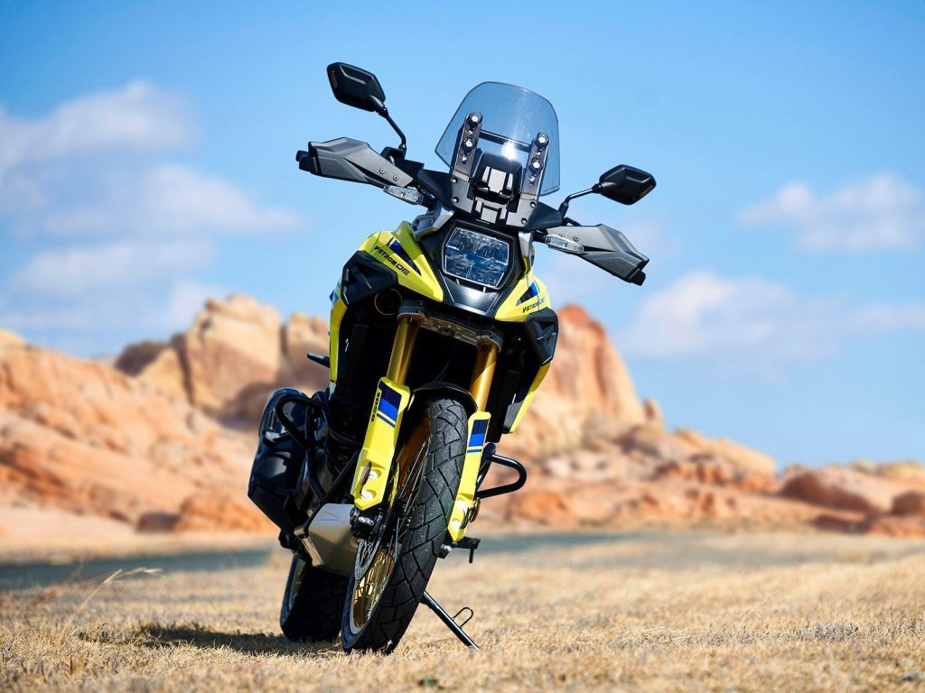 Suzuki V-Strom 1050 front static in front of rock formations