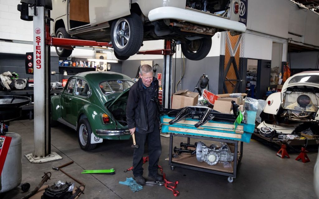 Qualitat mechanic working on Volkswagen