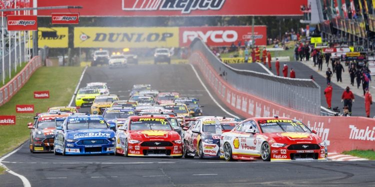 Bathurst 1000 field on start straight
