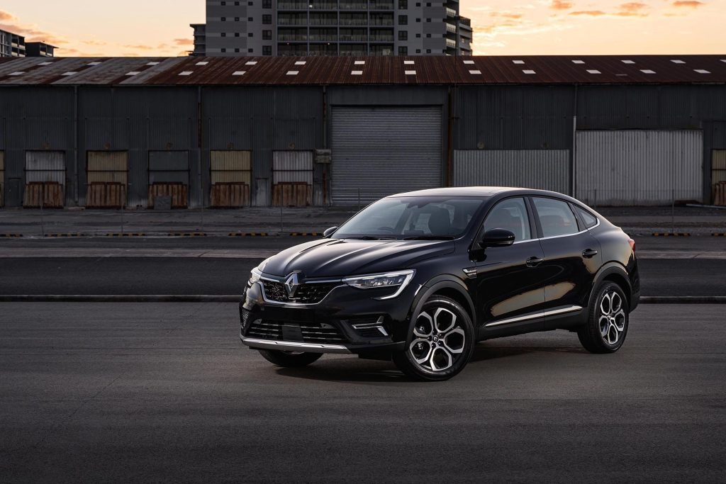 2022 Renault Arkana Intens front static at sunset