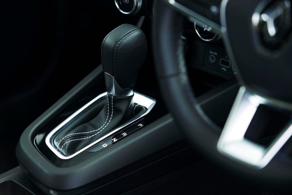 2022 Renault Arkana Intens shifter