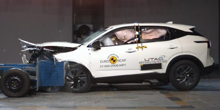 Nissan Qashqai side view crash test