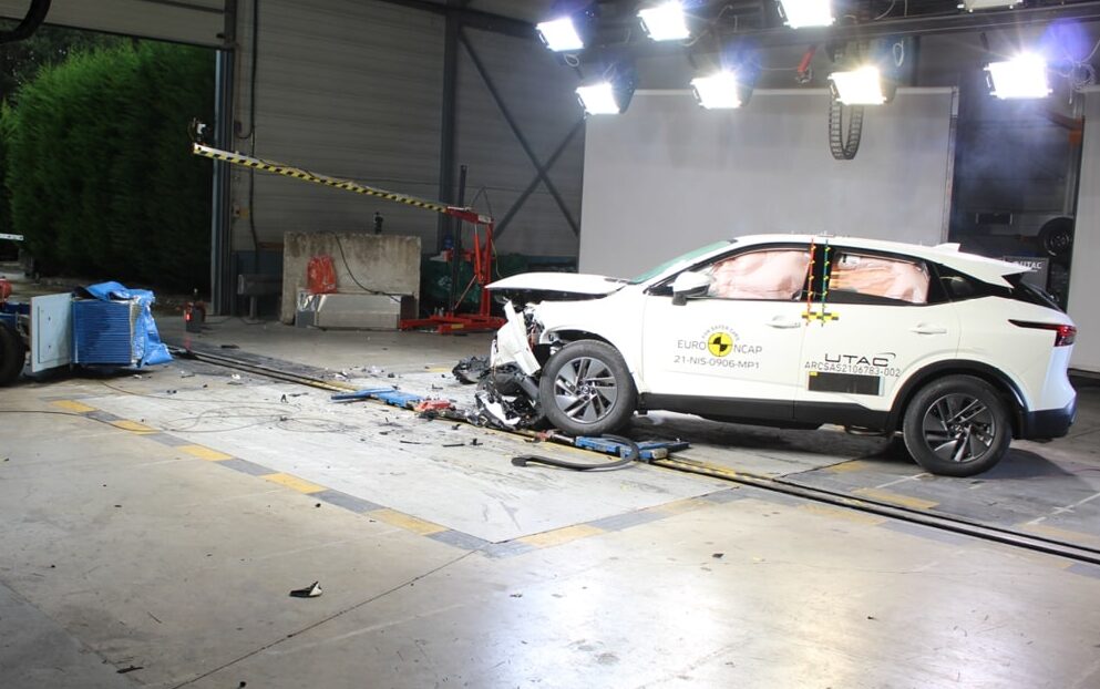 Nissan Qashqai side view crash test
