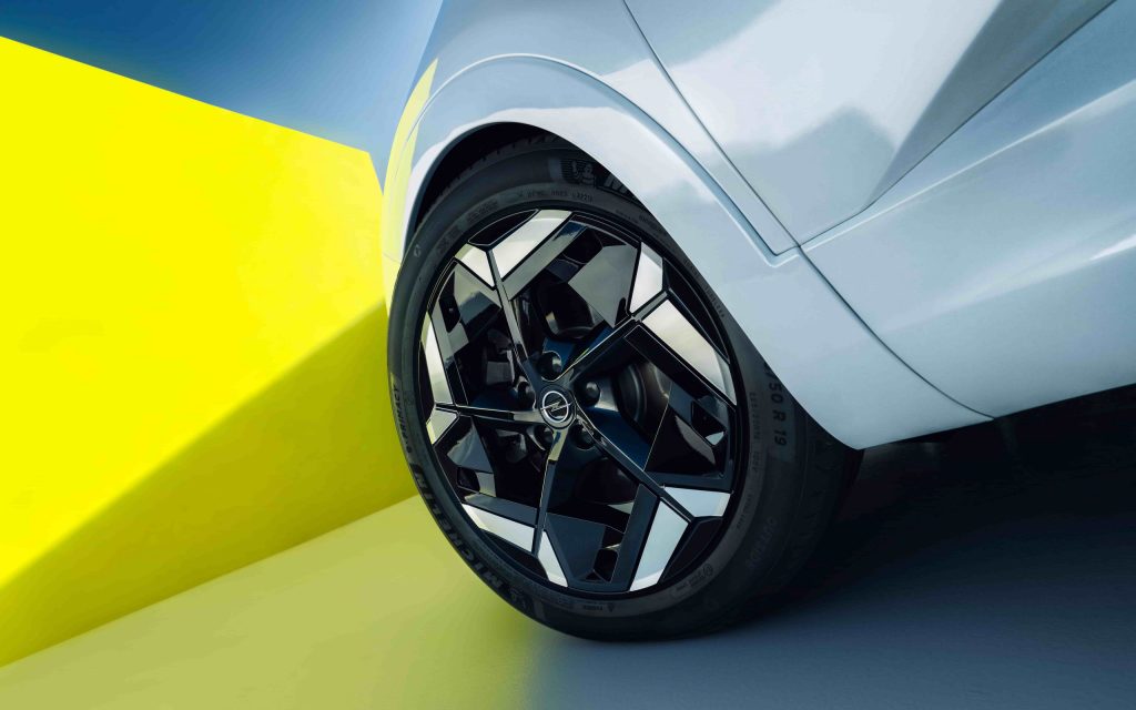 Opel Grandland GSe wheel close up view