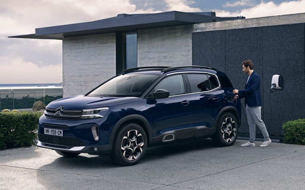 Citroen C5 Aircross facelift charging front three quarter view