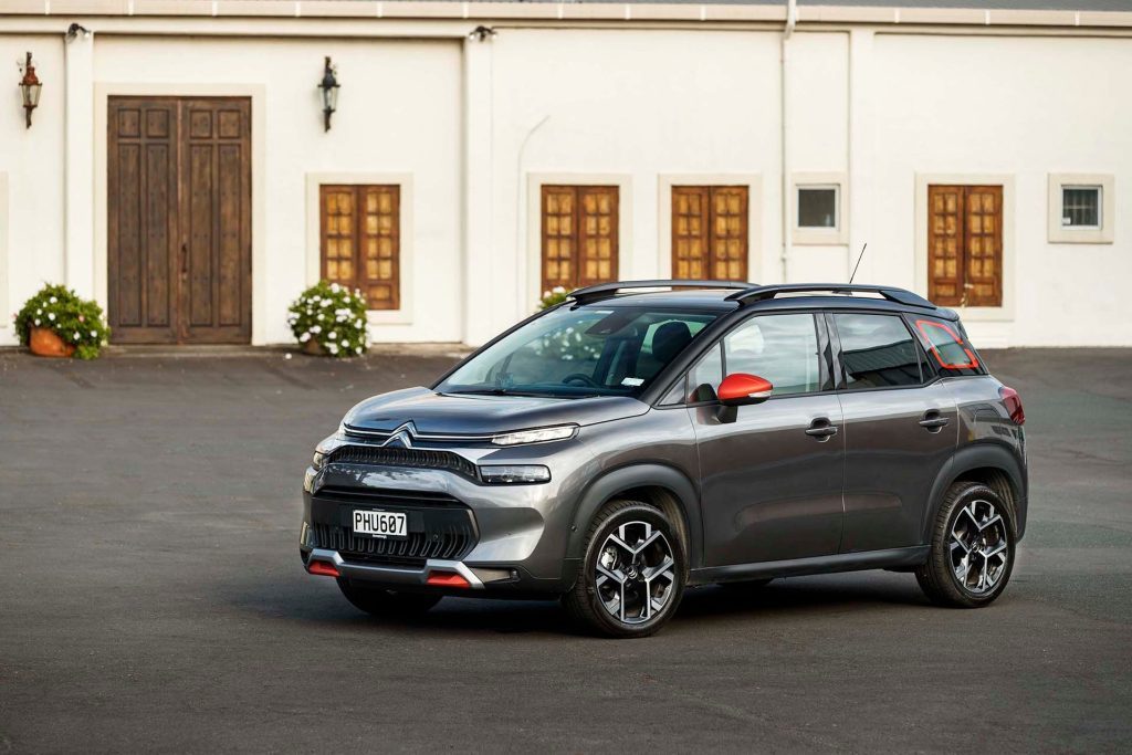 Citroen C3 Aircross Shine in front of building