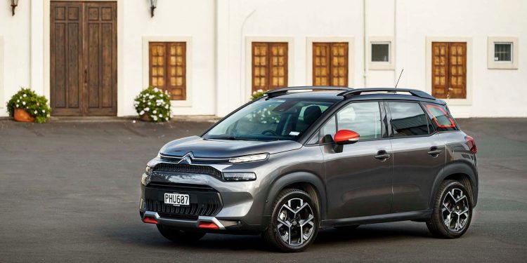 Citroen C3 Aircross Shine in front of building