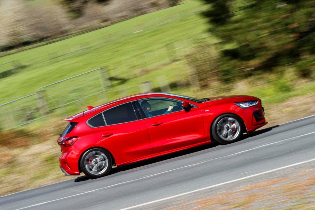 Ford Focus ST-Line X MHEV side action