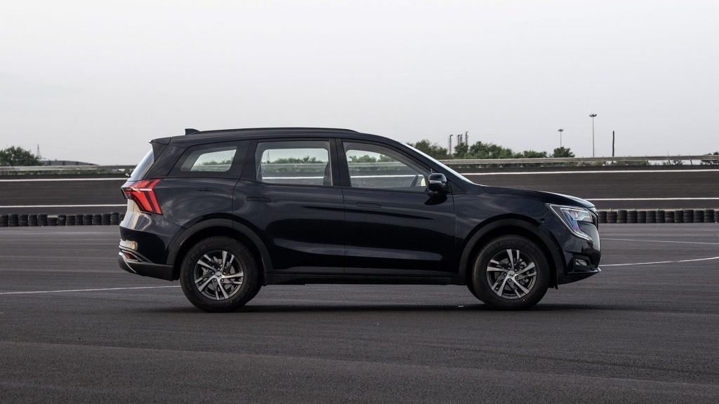 Mahindra XUV 700 side profile