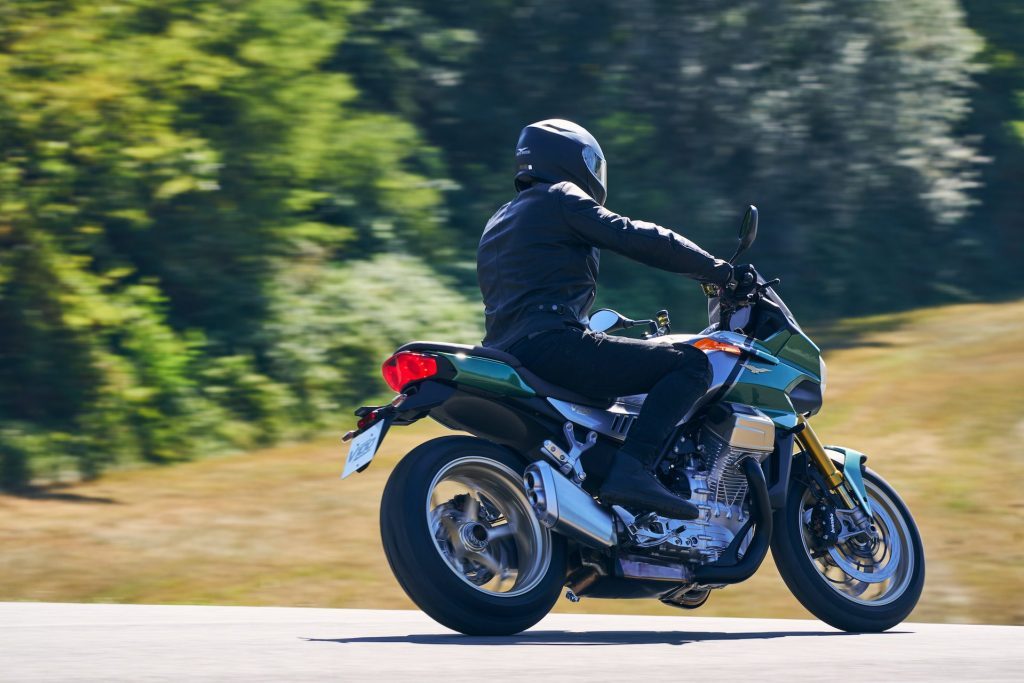 Moto Guzzi V100 Mandello side action