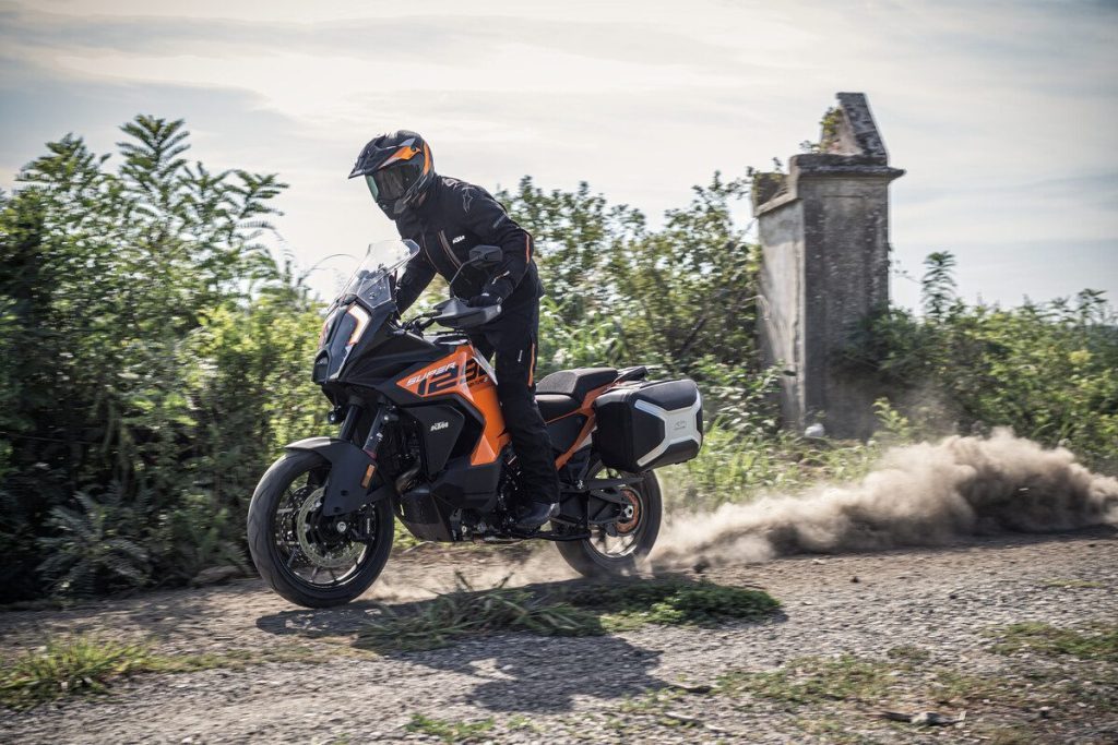 KTM Super Adventure S kicking up dust