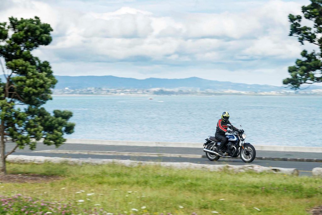 Moto Guzzi V7 Special 850 scenic side action
