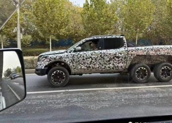 Great Wall Motors six-wheel ute side view spy shot