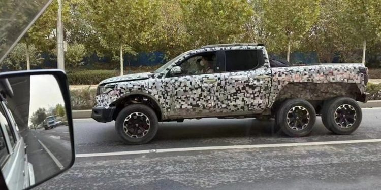 Great Wall Motors six-wheel ute side view spy shot