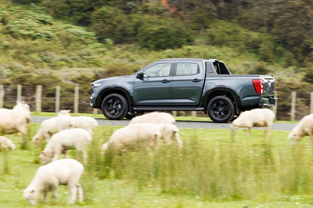 Mazda BT-50 Takami side action