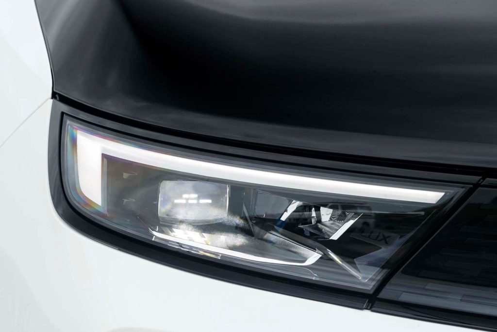 Opel Mokka-e SRi headlight