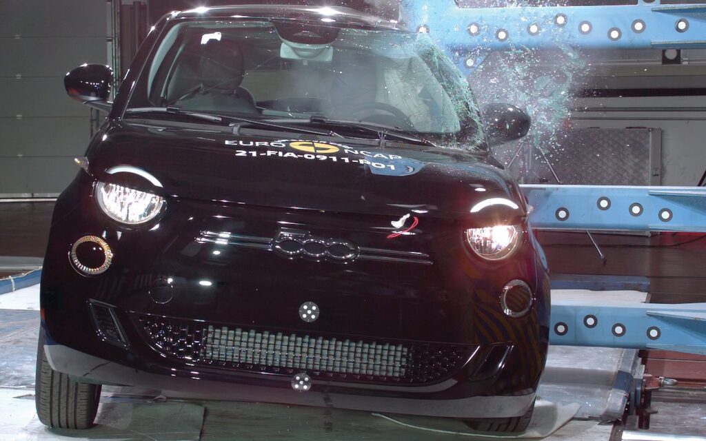 Fiat 500e crash test side