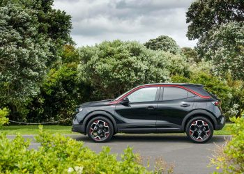 Opel Mokka SRi side by trees