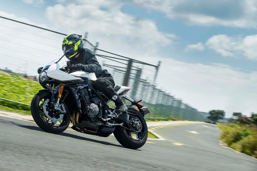 Triumph Speed Triple RR urban cornering