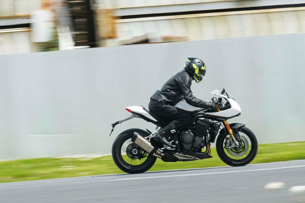 Triumph Speed Triple RR urban action