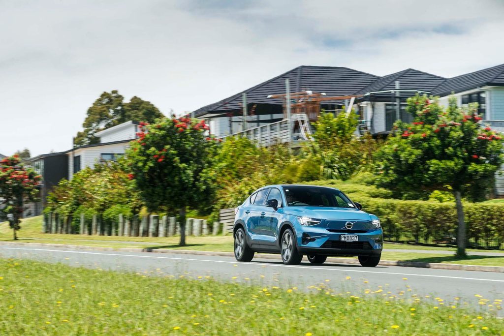 Volvo C40 Recharge P6 urban driveby