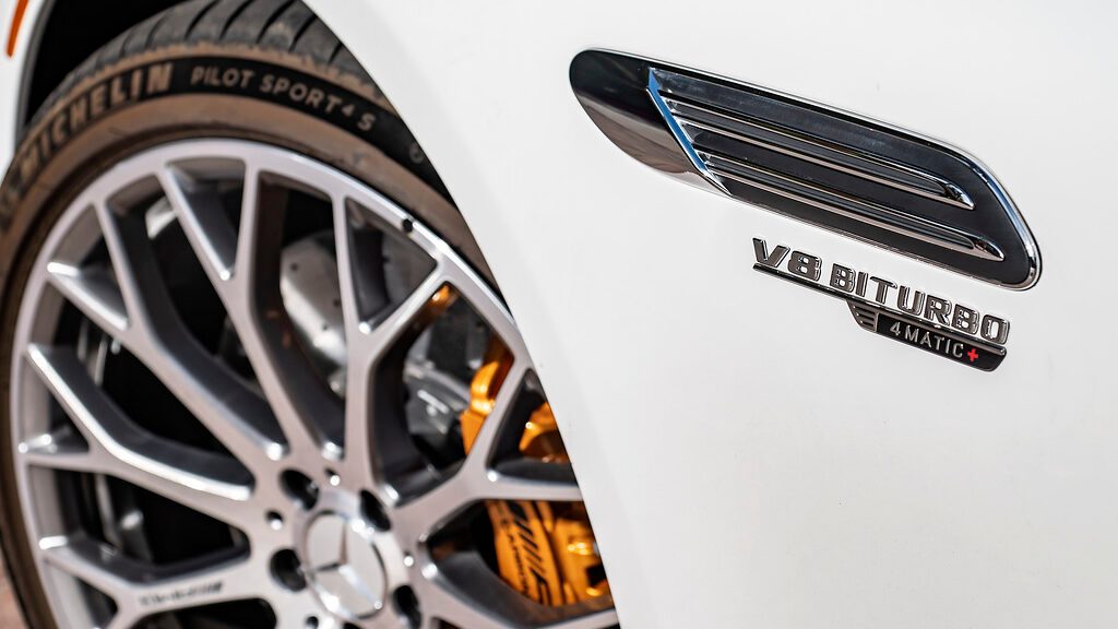 Mercedes-AMG SL 55 fender badge and wheel detail