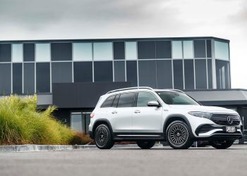 Mercedes-Benz EQB 350 4Matic in front of modern building