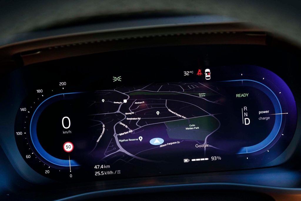 Volvo XC40 Recharge P8 dials