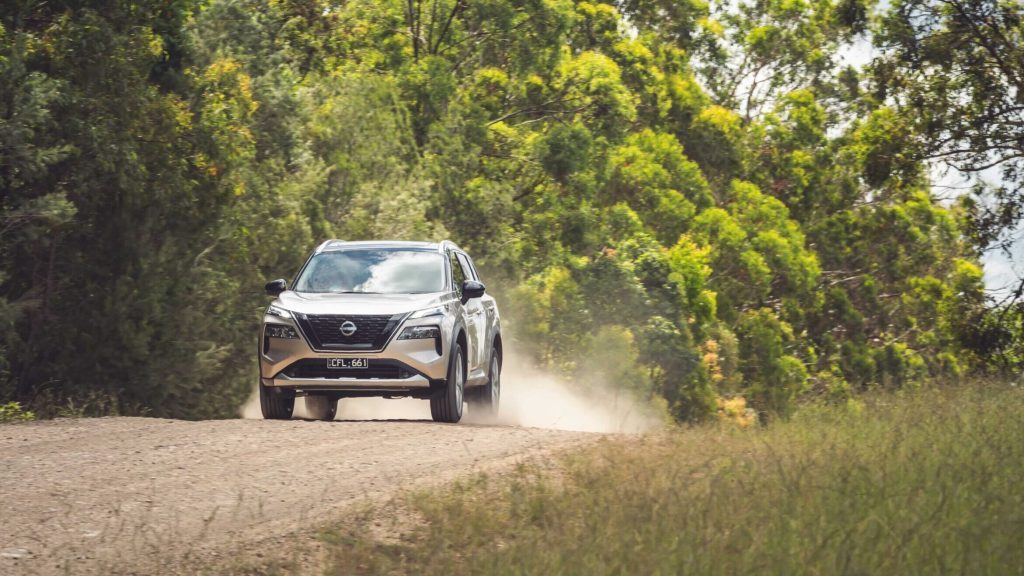 Nissan X-Trail Ti-L e-Power with e-4orce driving on gravel