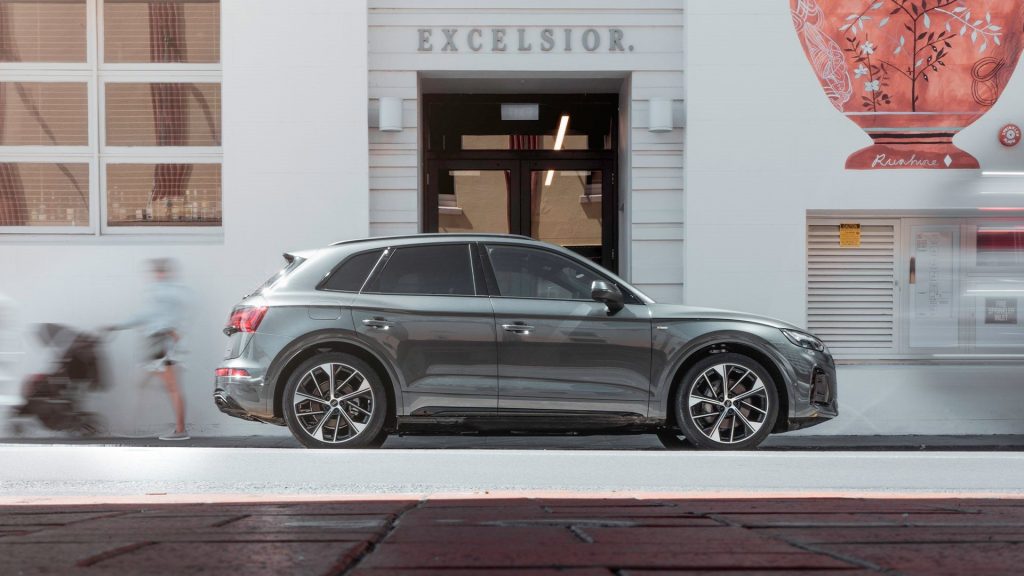 Audi Q5 50 TFSI e quattro side view outside of building