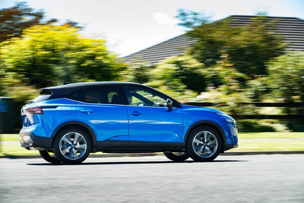 Fly-by shot of the Qashqai Ti-L, driving in suburbia