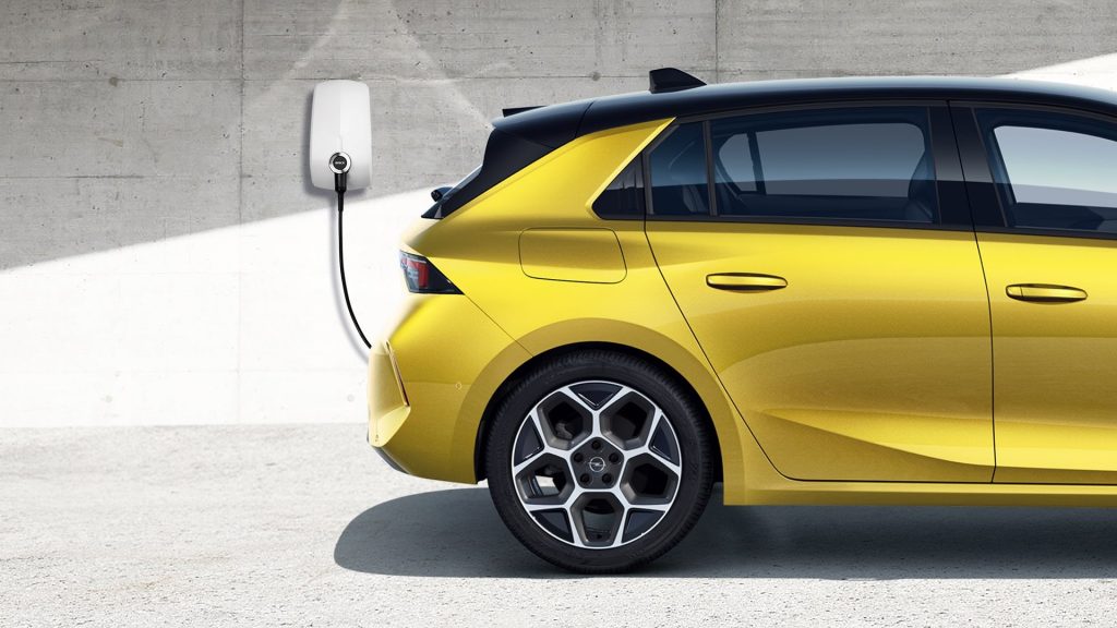 Opel Astra GSe PHEV charging