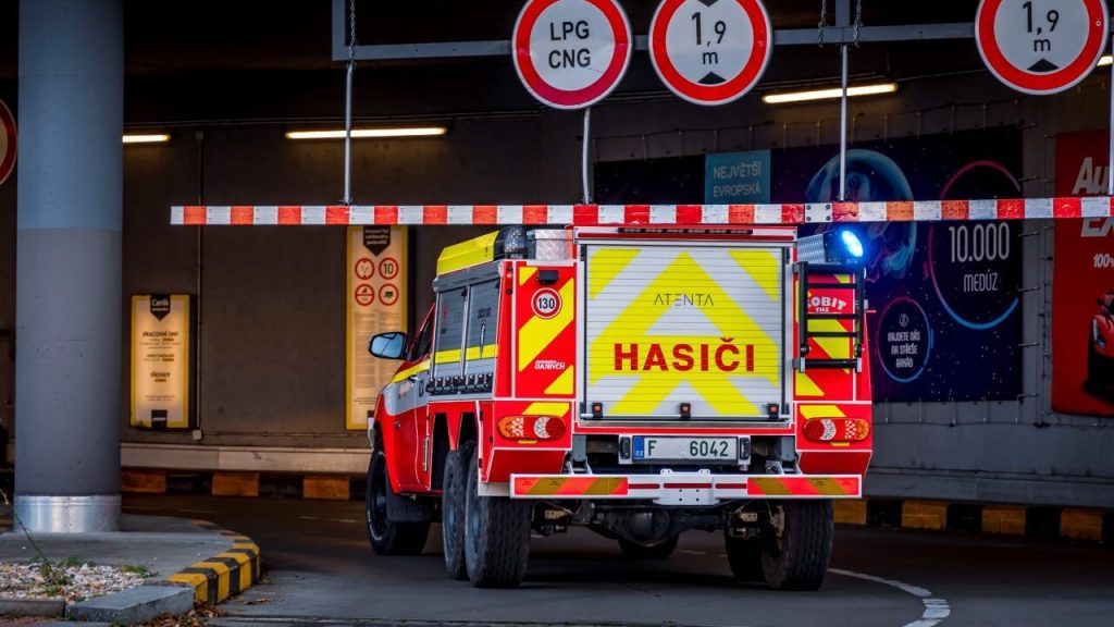 Hiload 6x6 Toyota Hilux fire truck driving under height restriction