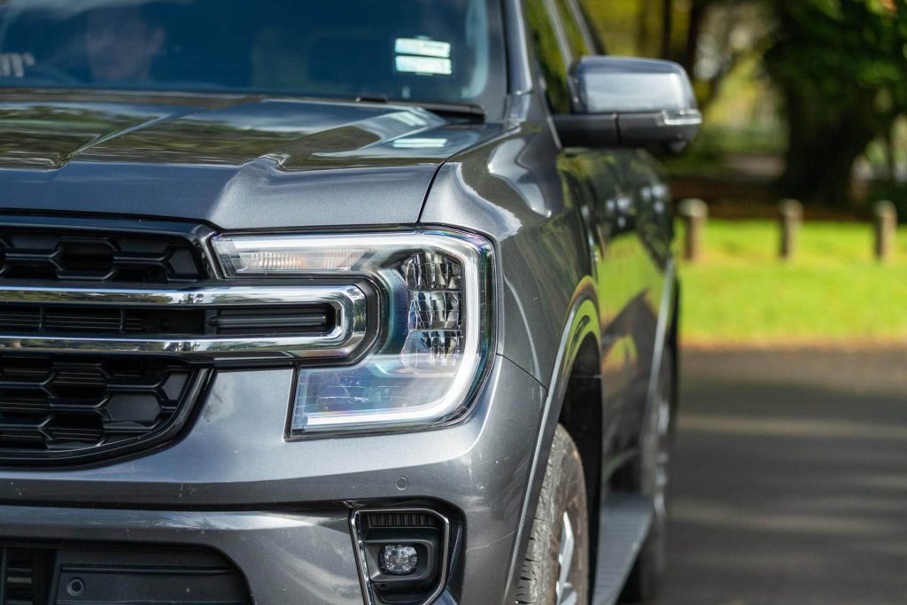 Head light of the Ford Everest Trend 2022