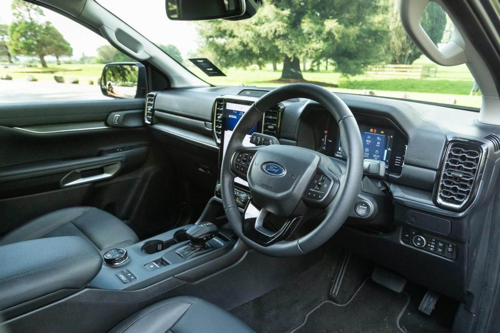 Front interior view and steering wheel in Everest Trend