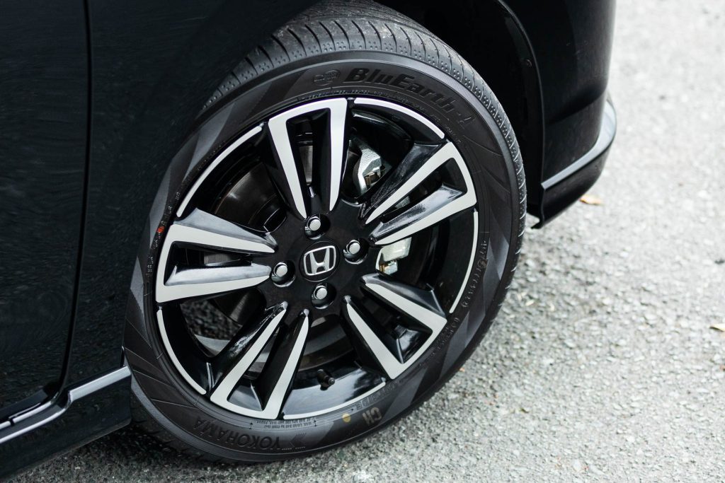 Front wheel of the Honda Jazz RS Hybrid
