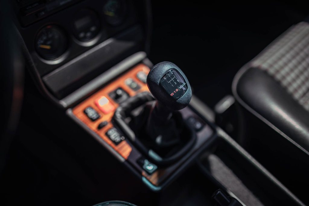 Dog-leg shift pattern shown on the 190e Evo II gear knob