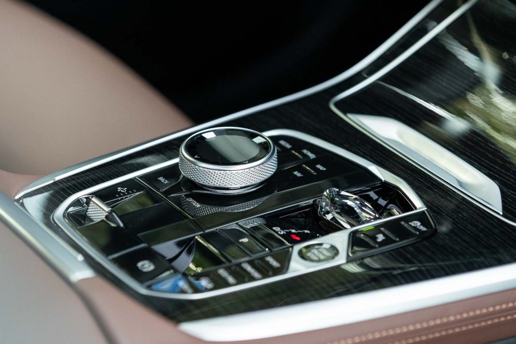Jewelled gear selector and infotainment navigation buttons