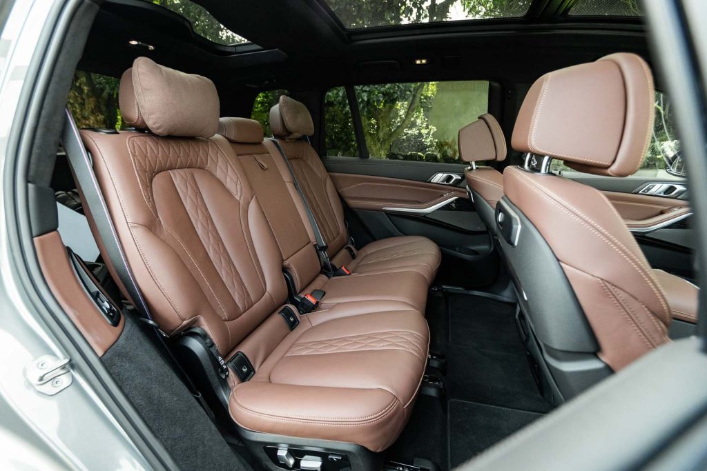 Middle seats and interior in the BMW X7 xDrive40D