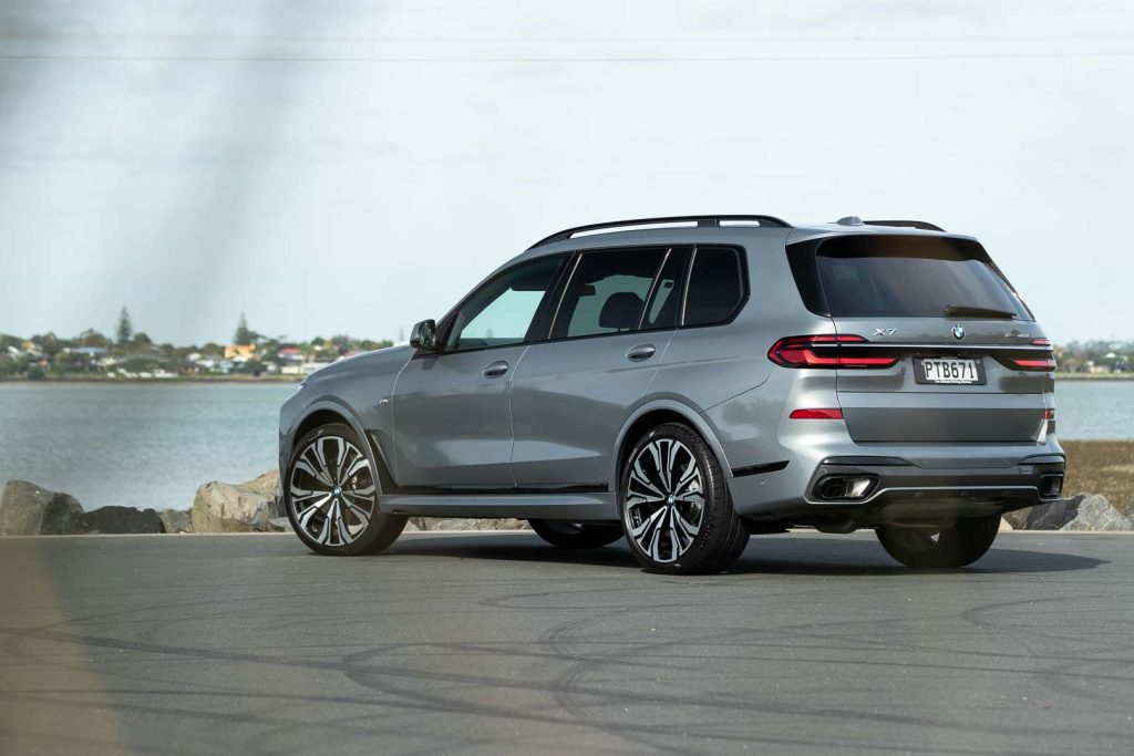 Rear quarter shot of the BMW X7 xDrive40D