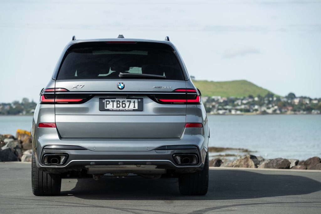 Rear view of the BMW X7 xDrive40D