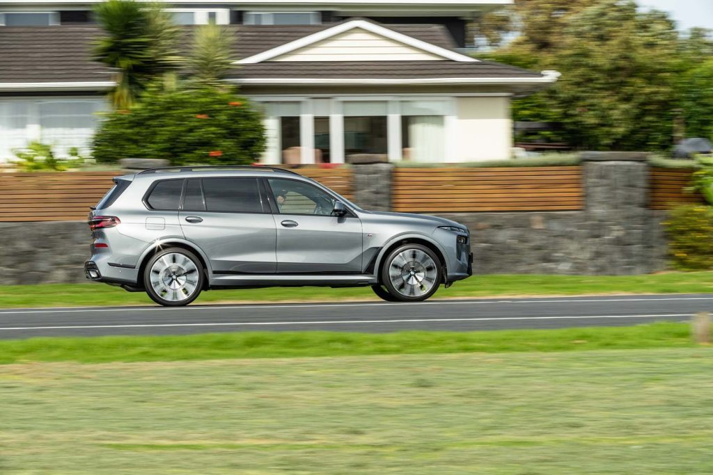 BMW X7 xDrive40D panning shot