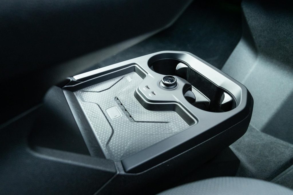 Cupholders and wireless charger of the BMW iX M60