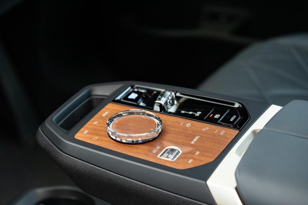 Centre console in the BMW iX M60, with drive controls, and screen navigation selector